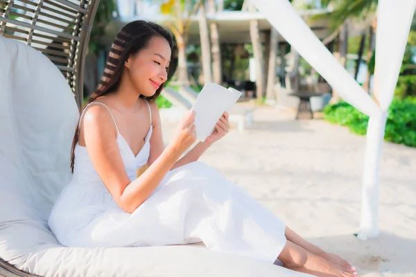 Portrait beautiful asian woman reading book around beach sea oce — Stock Photo, Image