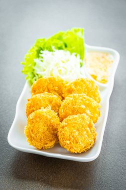 Derin yağda kızartılmış karides pasta veya topu sebze ile