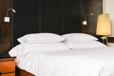 Güzel lüks rahat beyaz yastık ve battaniye yatakta zekâ