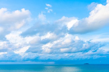 Beyaz bulut ile güzel panoramik manzara veya deniz manzarası okyanus