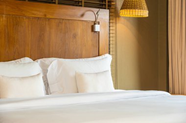 Yatak ve battaniye üzerinde güzel lüks rahat beyaz yastık Dec