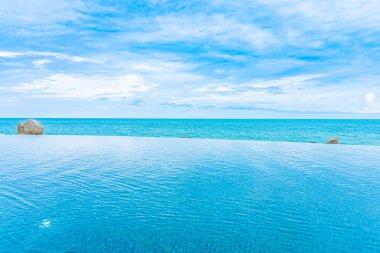 Se ile otel beldesinde güzel açık sonsuzluk yüzme havuzu