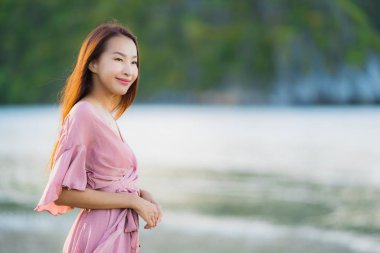 Portre genç güzel Asyalı kadın gülümseme ve mutlu yürümek