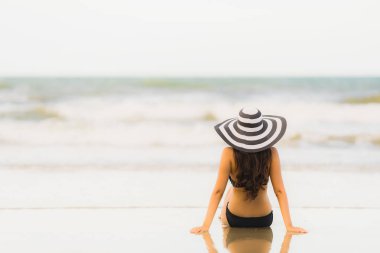 Portre güzel genç Asyalı kadın plaj se üzerinde bikini giymek