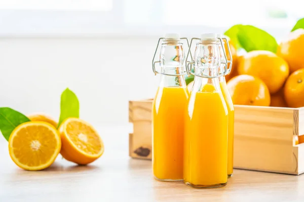 Suco de laranja fresco para bebida em vidro de garrafa — Fotografia de Stock