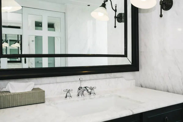 Hermoso lavabo blanco de lujo y facuet interior de agua de baño — Foto de Stock