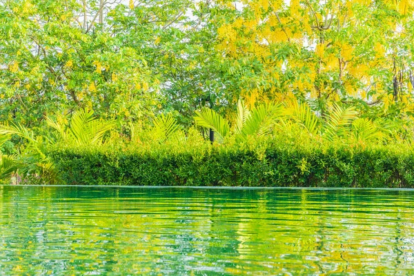 Bella piscina all'aperto di lusso in hotel e resort — Foto Stock