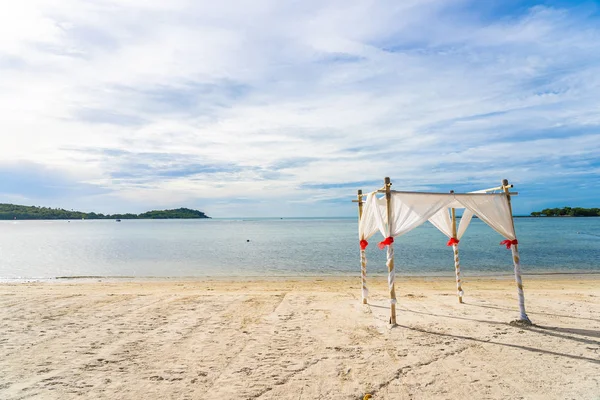 Vackra utomhus tropiska stranden havet med paraply stol a — Stockfoto