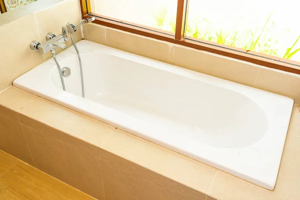 Beautiful White bathtub decoration interior of bathroom — Stock Photo, Image