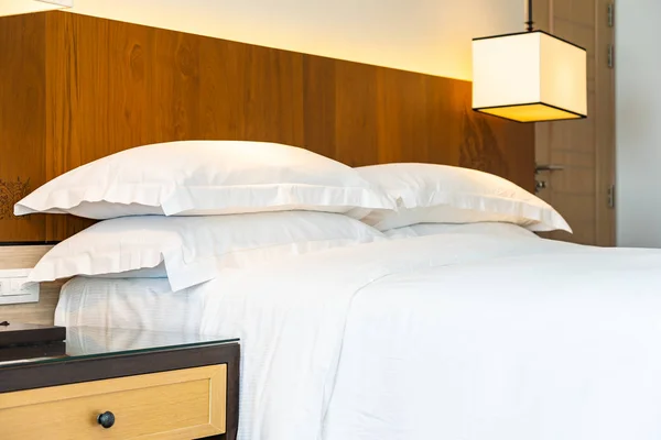 Travesseiro confortável branco na decoração da cama — Fotografia de Stock