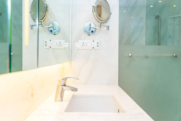 Banyo iç musluk suyu ve lavabo dekorasyon — Stok fotoğraf