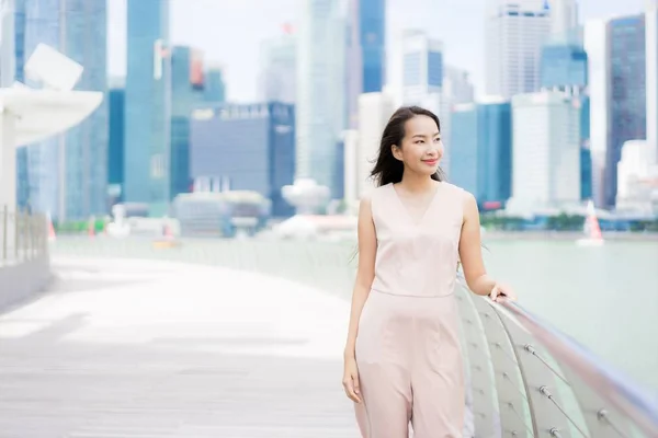 Hermosa mujer asiática sonrisa y feliz de viajar en singapore cit — Foto de Stock