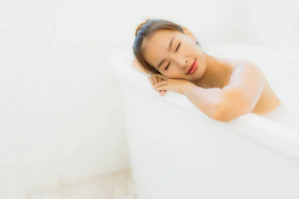 Portrait beautiful young asian woman take a bathtub in bathroom — Stock Photo, Image