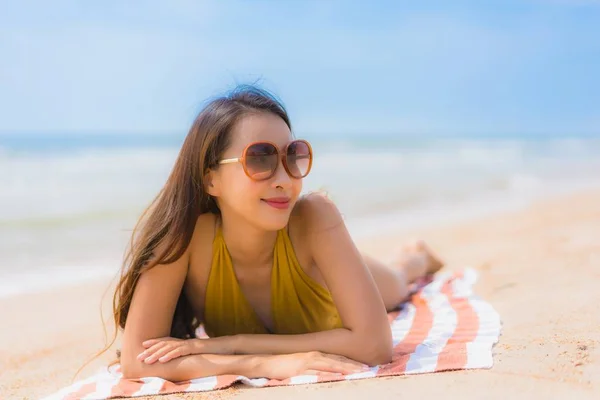 Portret mooie jonge Aziatische vrouw glimlach gelukkig op het strand een — Stockfoto