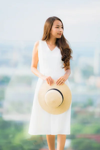 Portrét krásná mladá asijská žena šťastný úsměv Odpočívej na lodi — Stock fotografie