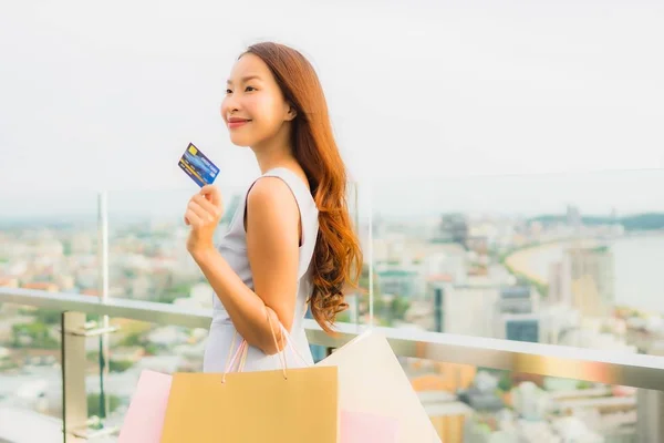 Retrato hermosa joven asiática mujer feliz y sonrisa con shoppi — Foto de Stock