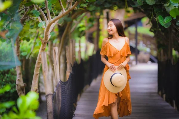 Portrait belle jeune femme asiatique marcher sur le chemin marcher dans la ga — Photo