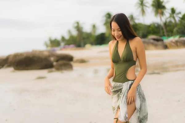 Retrato hermosa asiática mujeres feliz sonrisa relajarse en el tropical —  Fotos de Stock