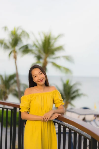 Retrato bonito asiático mulheres feliz sorriso relaxar no tropical — Fotografia de Stock