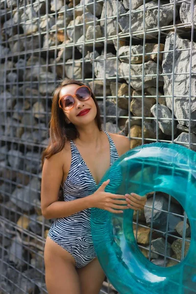 Bela retrato ásia mulher relaxar feliz sorriso ao redor ao ar livre — Fotografia de Stock