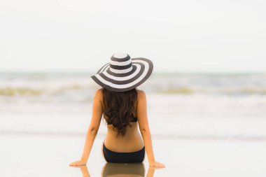 Portre güzel genç Asyalı kadın plaj se üzerinde bikini giymek