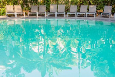 Otel tatil yüzme havuzu etrafında Boş sandalye