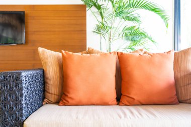 Oturma odasının iç tarafındaki kanepede rahat bir yastık.