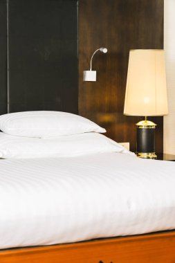 Güzel lüks rahat beyaz yastık ve battaniye yatakta zekâ