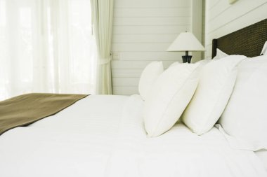 Hafif lamba ile yatakta güzel lüks rahat yastık