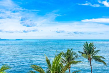 Beyaz bulut ile güzel panoramik manzara veya deniz manzarası okyanus