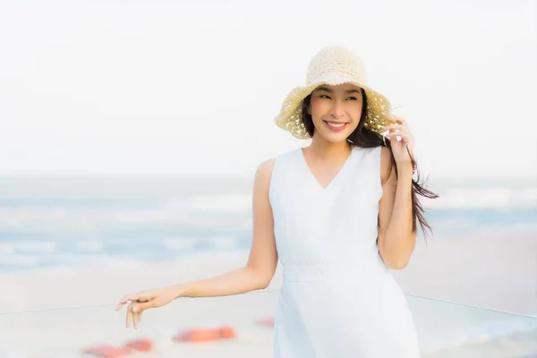 Retrato bonito jovem asiático mulher feliz e sorriso no o beac — Fotografia de Stock