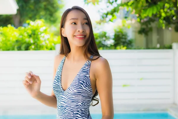 Портрет красивая молодая азиатская женщина счастливая улыбка расслабиться вокруг вас — стоковое фото