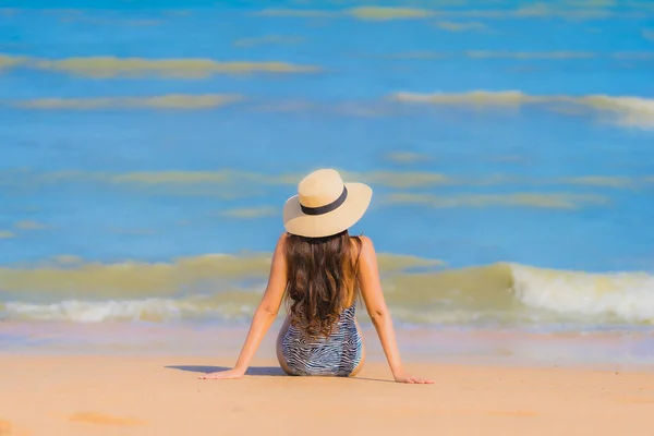 Retrato bonito jovem asiático mulher feliz sorriso relaxar no tr — Fotografia de Stock