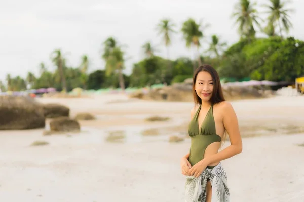 Ritratto belle donne asiatiche felice sorriso rilassarsi sul tropicale — Foto Stock
