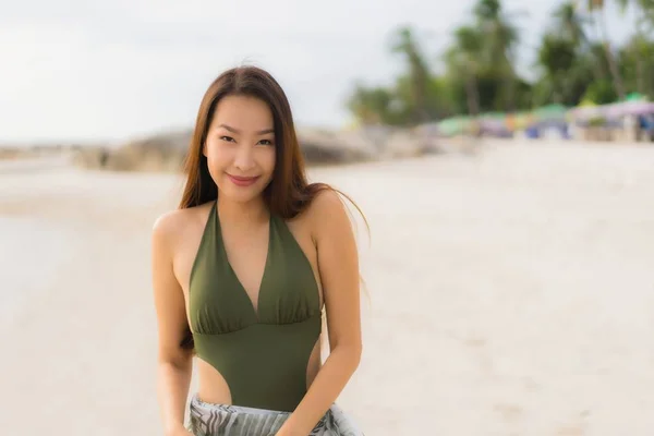 Портрет красивих азіатських жінок щаслива посмішка розслабляється на тропічному — стокове фото