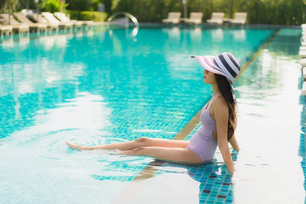 초상화 아름다운 아시아 여자 행복한 미소 수영 주위에 휴식 — 스톡 사진