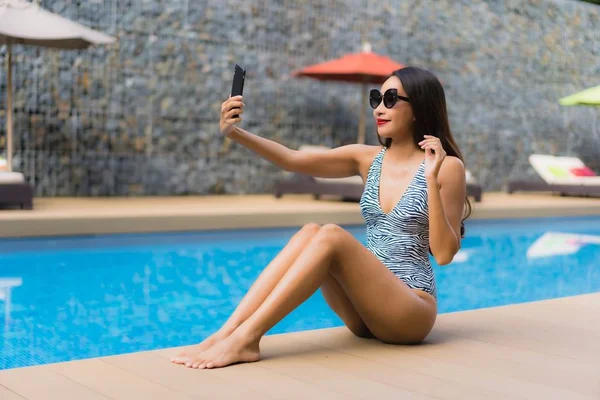 Retrato hermosa mujer asiática usando teléfono móvil alrededor de al aire libre — Foto de Stock