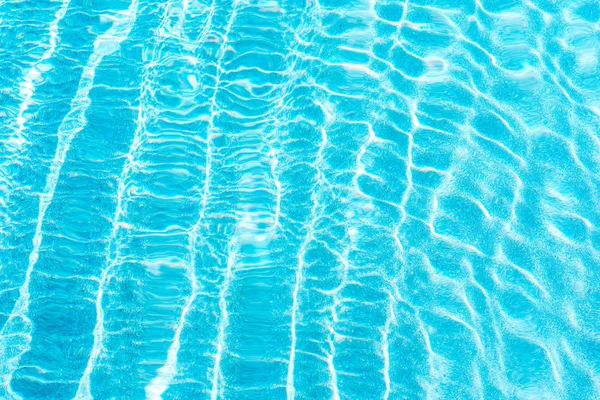 Abstrakcyjna powierzchnia wody basenowej i tło z światłem słonecznym współczynnik — Zdjęcie stockowe