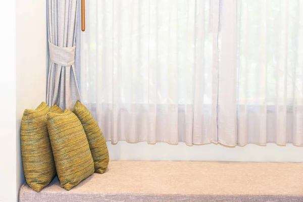 Krásný pohodlný polštář na pohovce s oponou — Stock fotografie