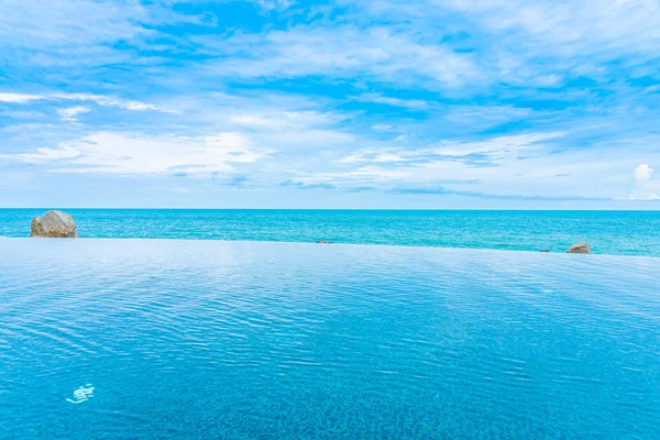 Bela piscina infinita ao ar livre no resort do hotel com se — Fotografia de Stock