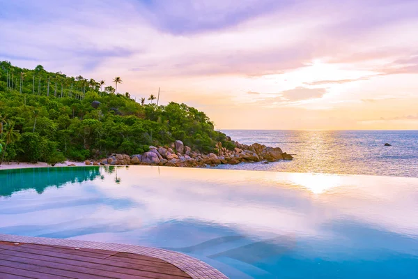 Bella piscina a sfioro all'aperto in hotel resort con se — Foto Stock