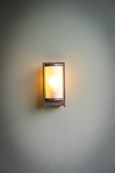 Lámpara de luz en decoración de pared — Foto de Stock