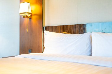 Yatakta güzel rahat beyaz yastık