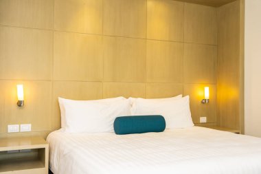 Yatak dekorasyon iç güzel beyaz yastık ve battaniye