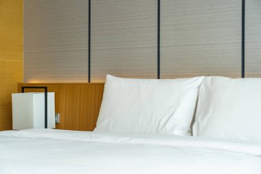 Güzel lüks rahat beyaz yastık ve battaniye yatakta