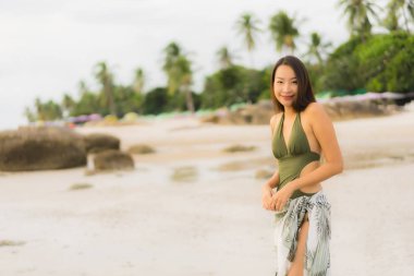 Portre güzel asya kadın mutlu gülümseme tropikal dinlenmek