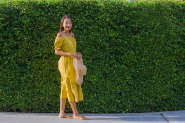 Portre güzel kadınlar mutlu bahçe etrafında gülümseme dinlenmek