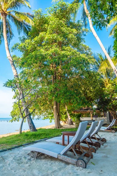 Schöne Aussicht im Freien mit Sonnenschirm und Liegestuhl am Strand und — Stockfoto