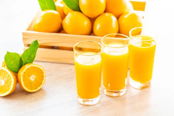 Suco de laranja fresco para bebida em vidro de garrafa — Fotografia de Stock