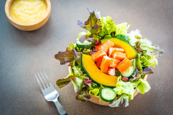 Caranguejo enfia carne com salada de legumes frescos com molho de maionese — Fotografia de Stock